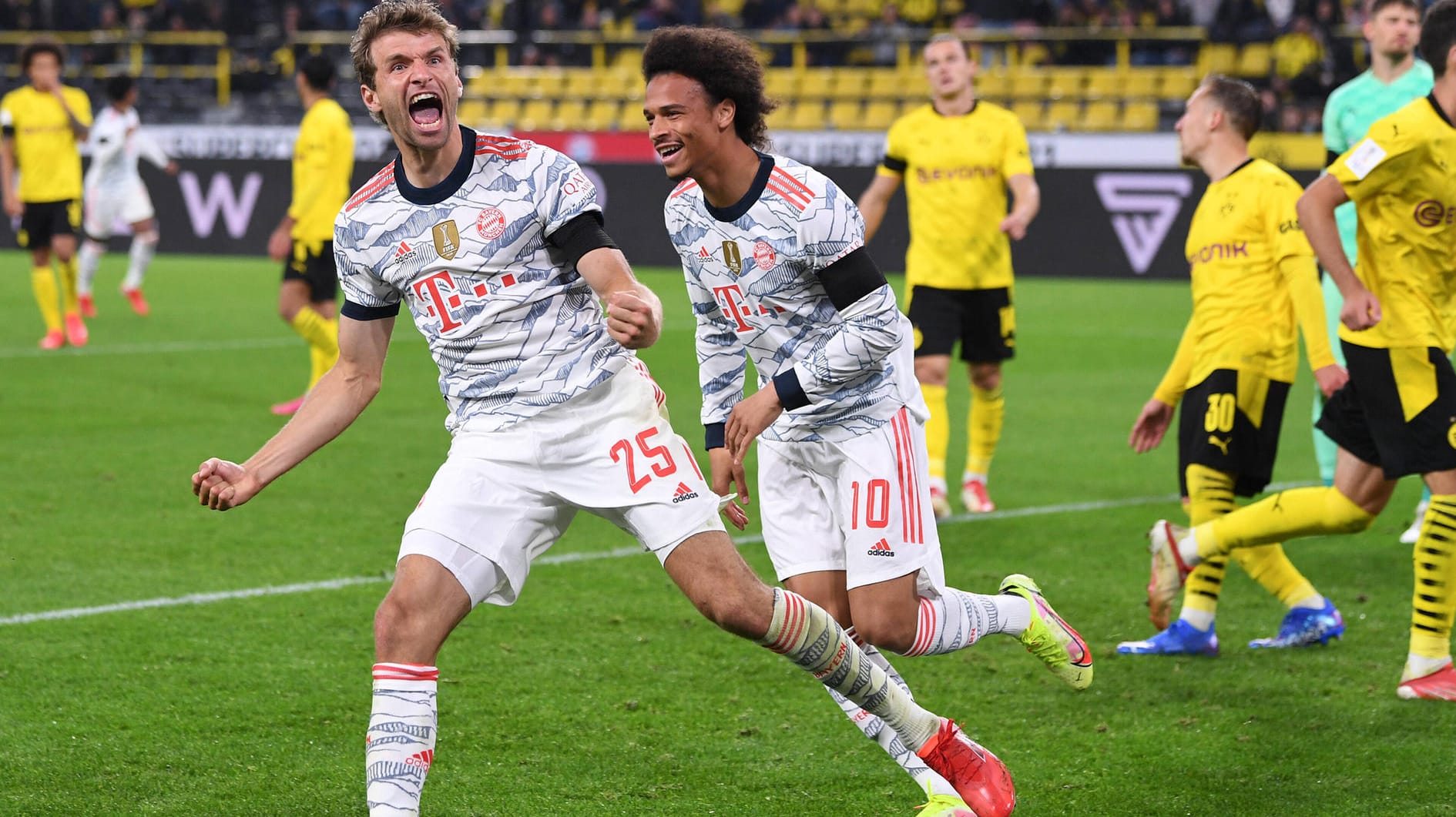 Energischer Jubel: Thomas Müller (l.) und Leroy Sané nach dem zwischenzeitlichen 2:0. Energischer Jubel: Thomas Müller (l.) und Leroy Sané nach dem zwischenzeitlichen 2:0.