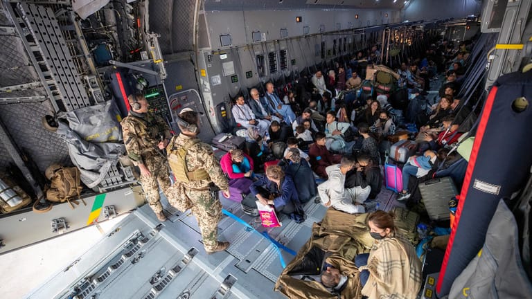 Menschen aus Kabul in einem Flugzeug der Bundeswehr: Weitere Menschen werden derzeit aus Afghanistan ausgeflogen.