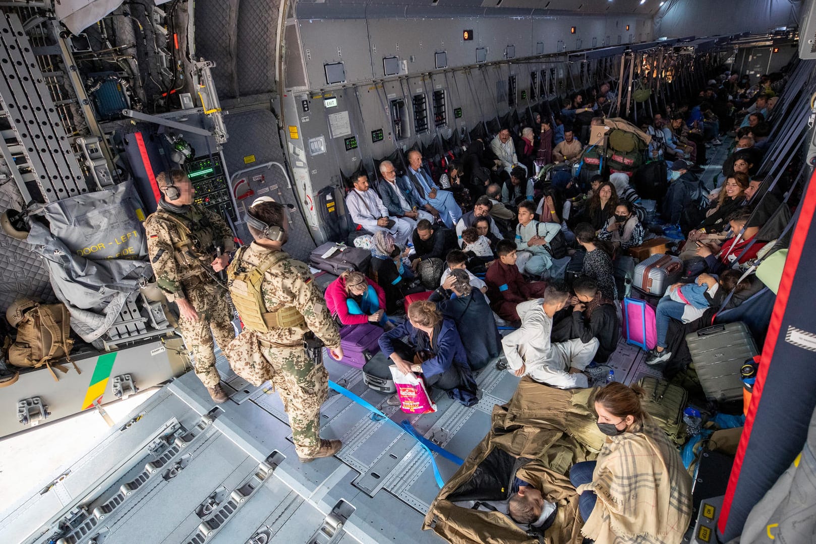 Menschen aus Kabul in einem Flugzeug der Bundeswehr: Weitere Menschen werden derzeit aus Afghanistan ausgeflogen.