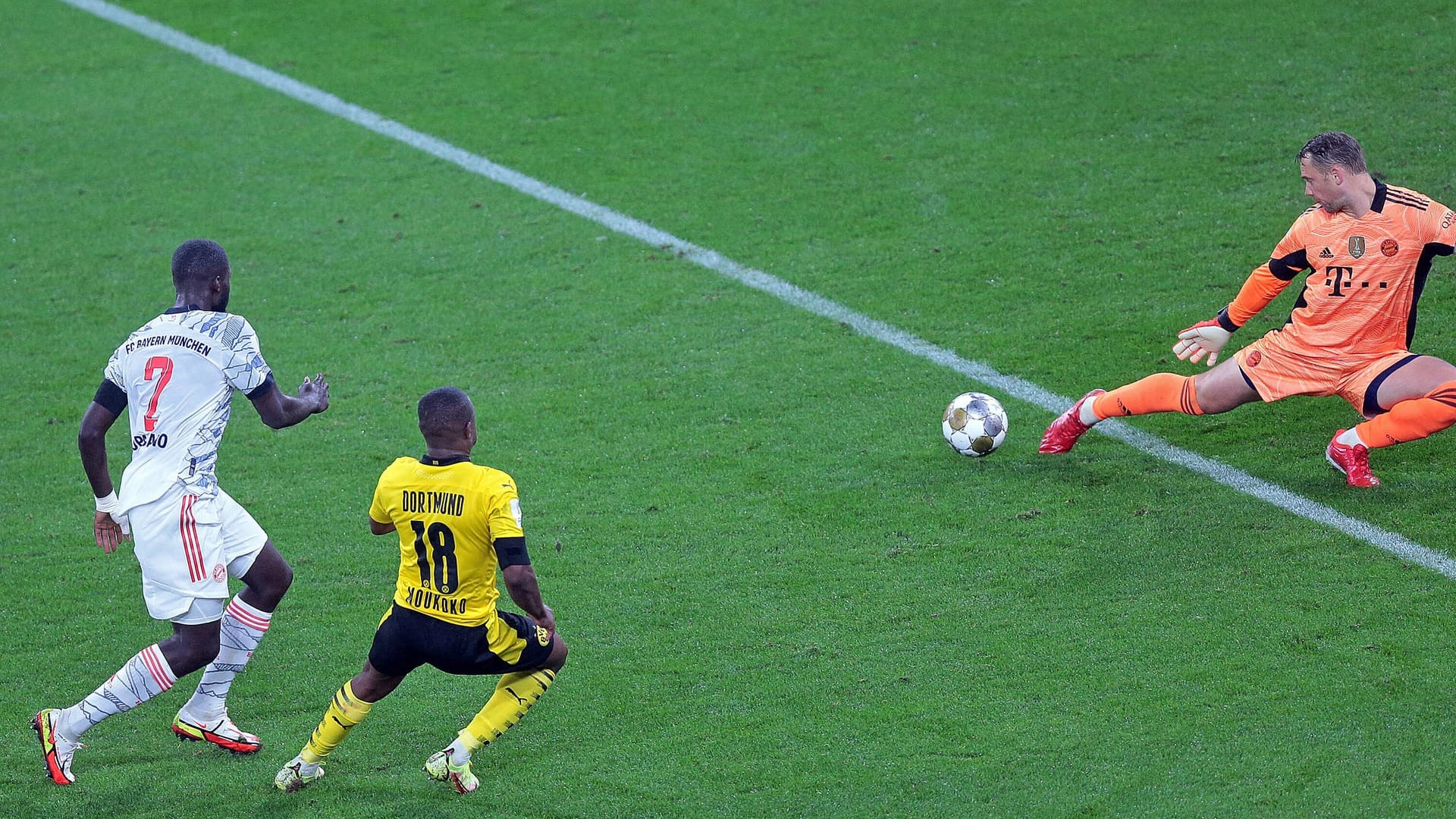 Manuel Neuer: Rettete die Bayern mit einer Neuer-Parade gegen Reus vor dem Rückstand (20.), dann gegen Moukoko (36.) und Haaland (39.). Wurde dazu gleich mehrmals vom Abseits gerettet. Beim Sonntagsschuss von Reus war aber nichts mehr zu retten. Note 1