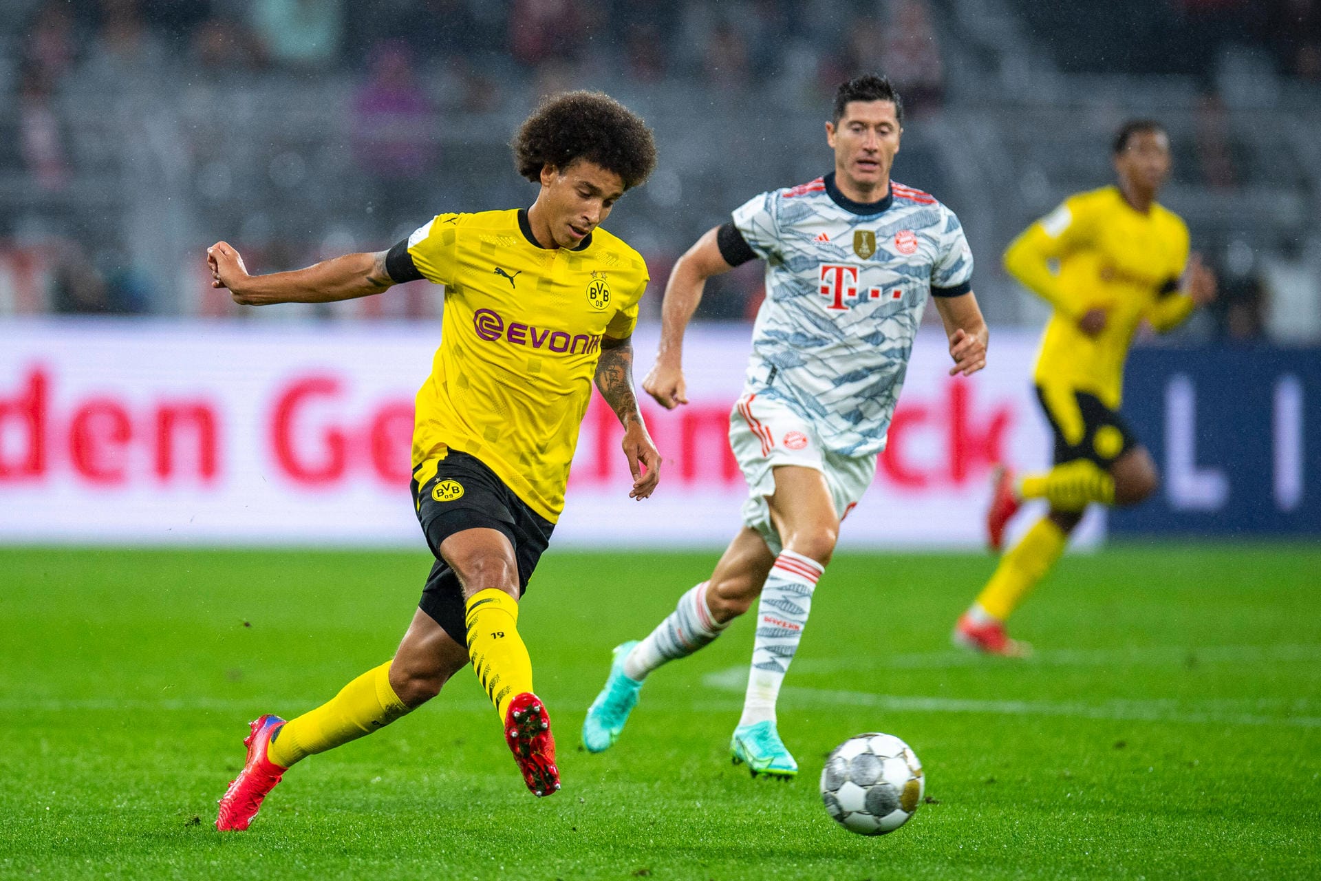 Axel Witsel: Der belgische Routinier spielte zum zweiten Mal in Folge in der Innenverteidigung – und er schlug sich dort achtbar. Auf seiner Seite bekam er es mehrfach mit Robert Lewandowski zu tun, ließ sich aber fast in keiner Szene abkochen. Note 3