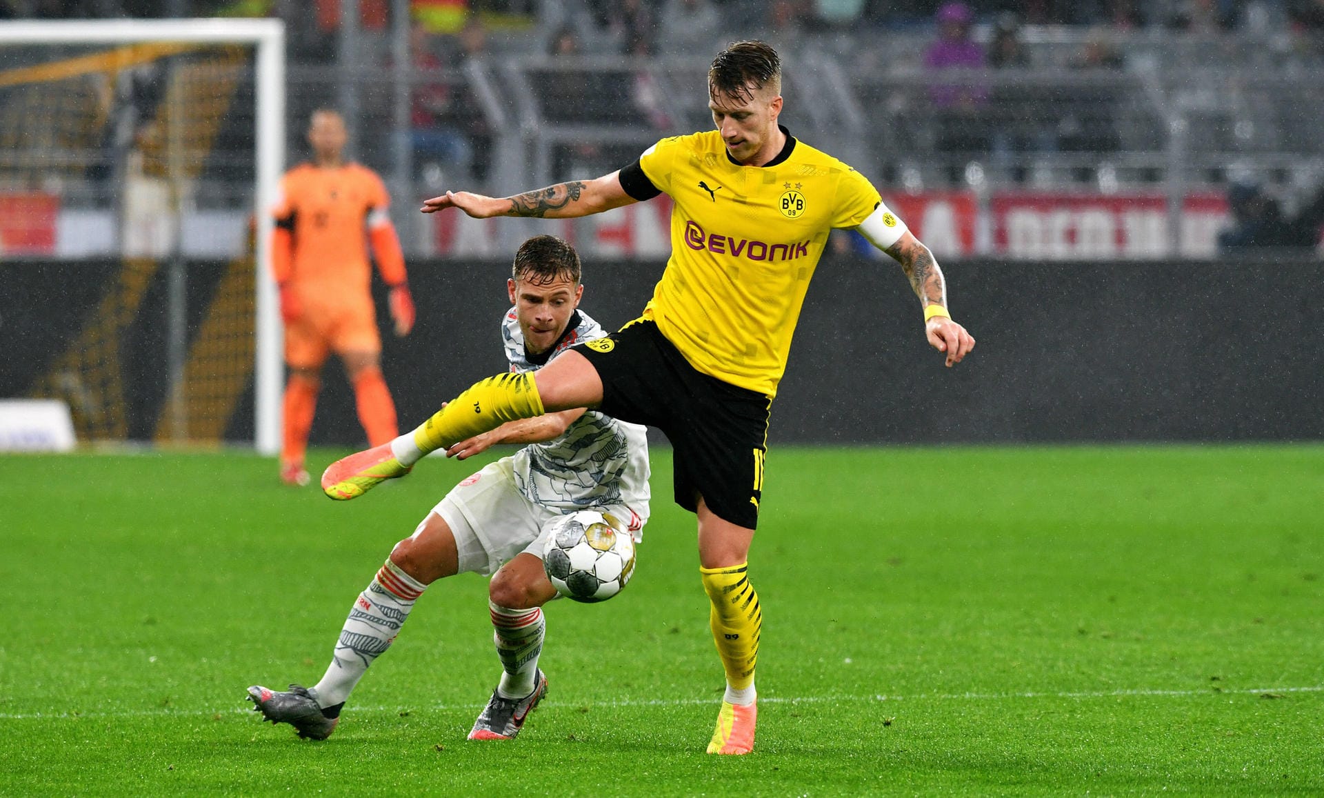 Marco Reus: Der Kapitän zeigte das gewohnte Engagement und tauchte als Schattenmann der beiden Dortmunder Spitzen regelmäßig vor Bayerns Abwehr auf. Lange gelang ihm im letzten Spielfelddrittel wenig, dann feuerte er einen Traumschuss ins Tordreieck. Note 3