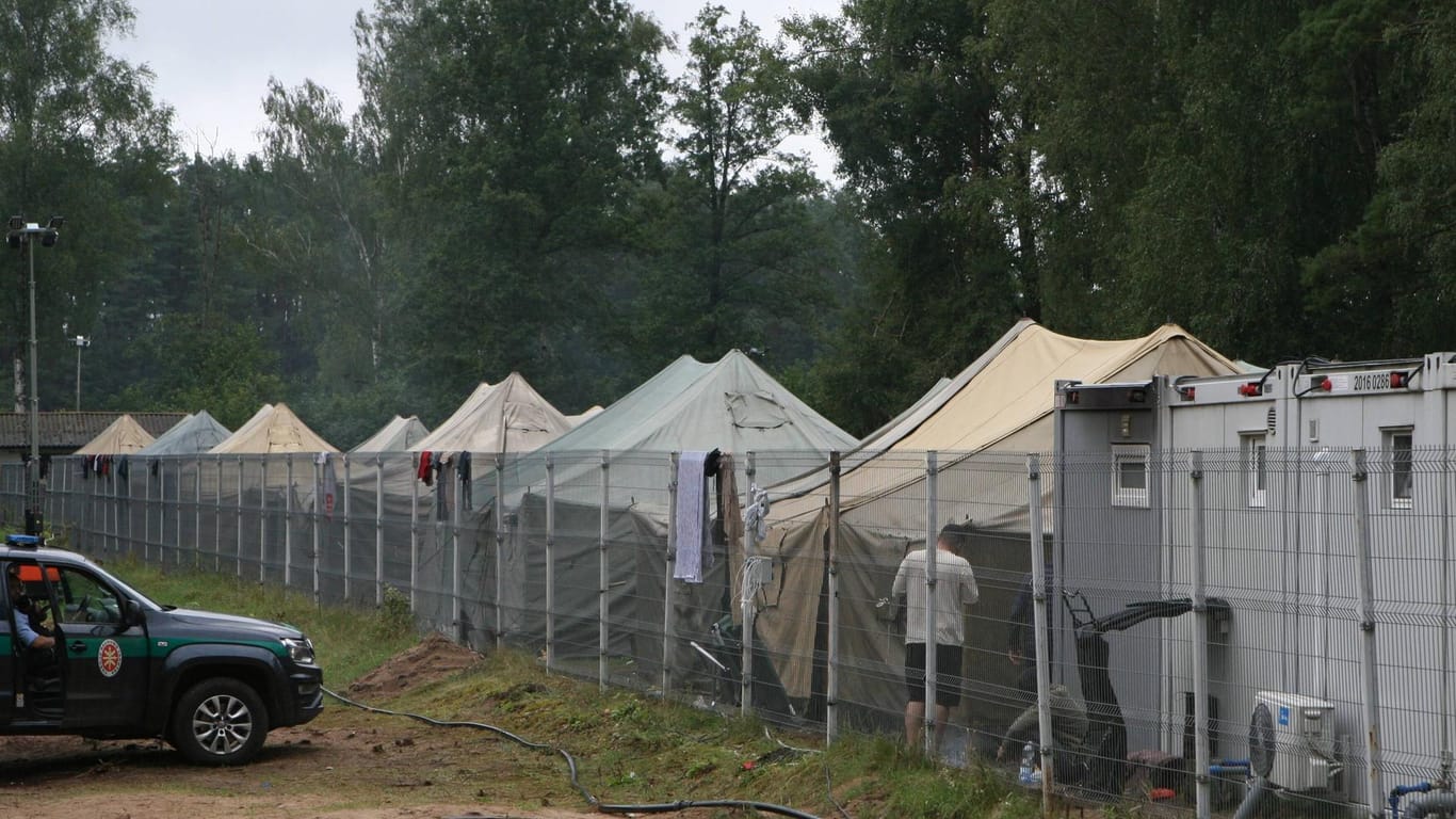Ein Migranten-Camp nahe Vilnius (Symbolbild): Litauen hat seit Wochen mit einem verstärkten Andrang von Migranten über die Grenze zu Belarus zu kämpfen.