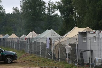 Ein Migranten-Camp nahe Vilnius (Symbolbild): Litauen hat seit Wochen mit einem verstärkten Andrang von Migranten über die Grenze zu Belarus zu kämpfen.