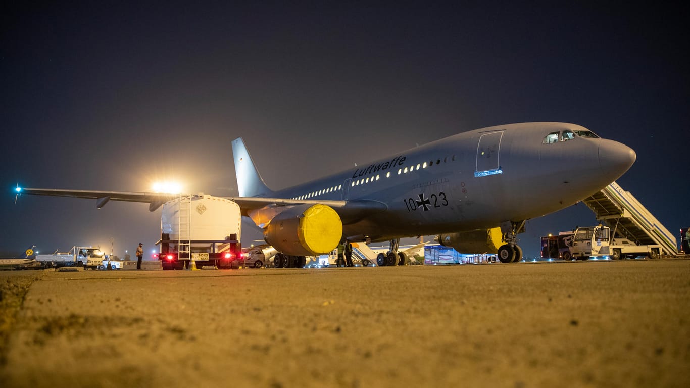 Ein Transportflugzeug Airbus A310 wird auf dem Flughafen in Usbekistan betankt: In der Nacht landete ein drittes Flugzeug mit Evakuierten in Taschkent.