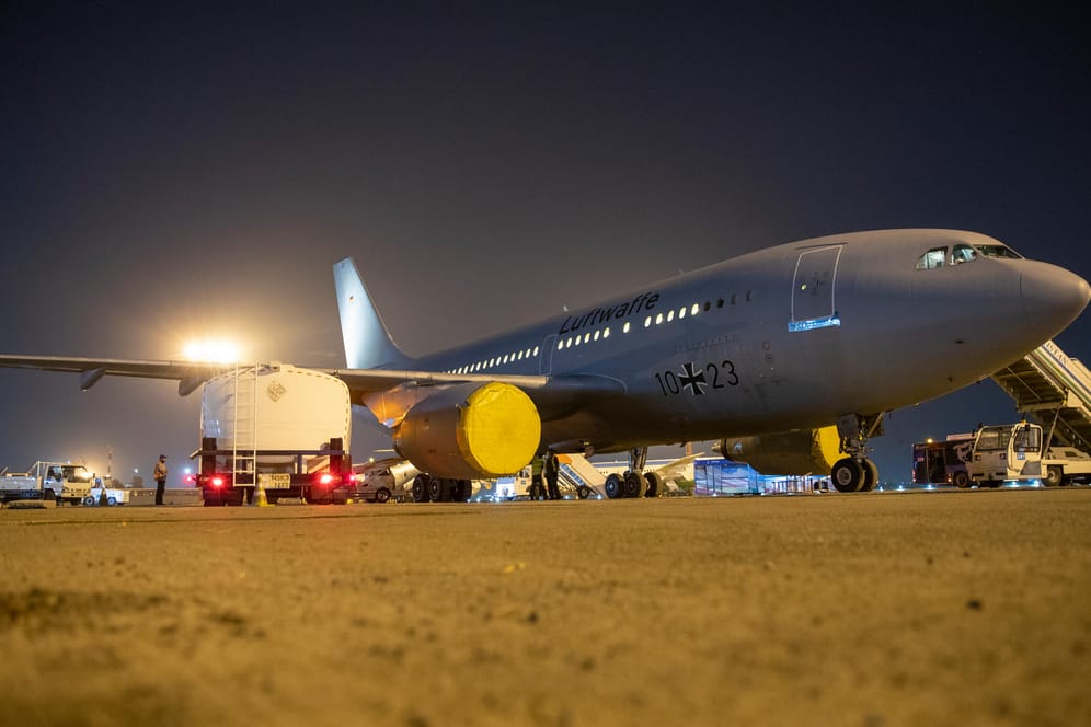 Ein Transportflugzeug Airbus A310 wird auf dem Flughafen in Usbekistan betankt: In der Nacht landete ein drittes Flugzeug mit Evakuierten in Taschkent.