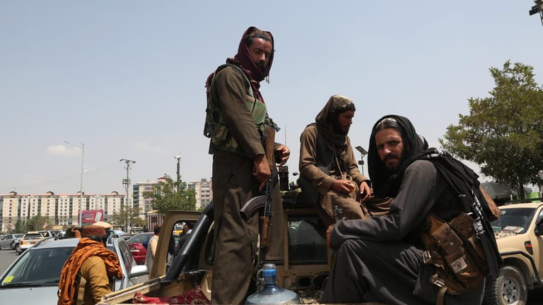 Diese Bilder gibt es auch: Taliban-Kämpfer patrouillieren durch Kabul und suchen nach Gegnern.