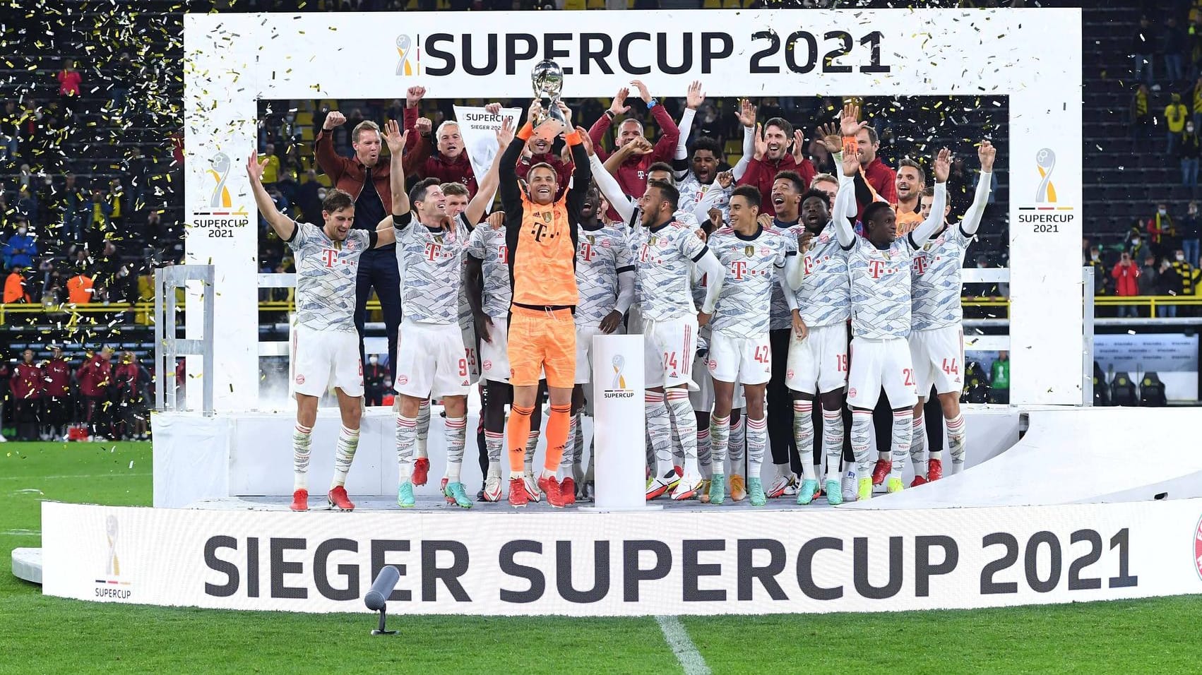 Obenauf: Der FC Bayern feiert den Supercup-Gewinn gegen den BVB.