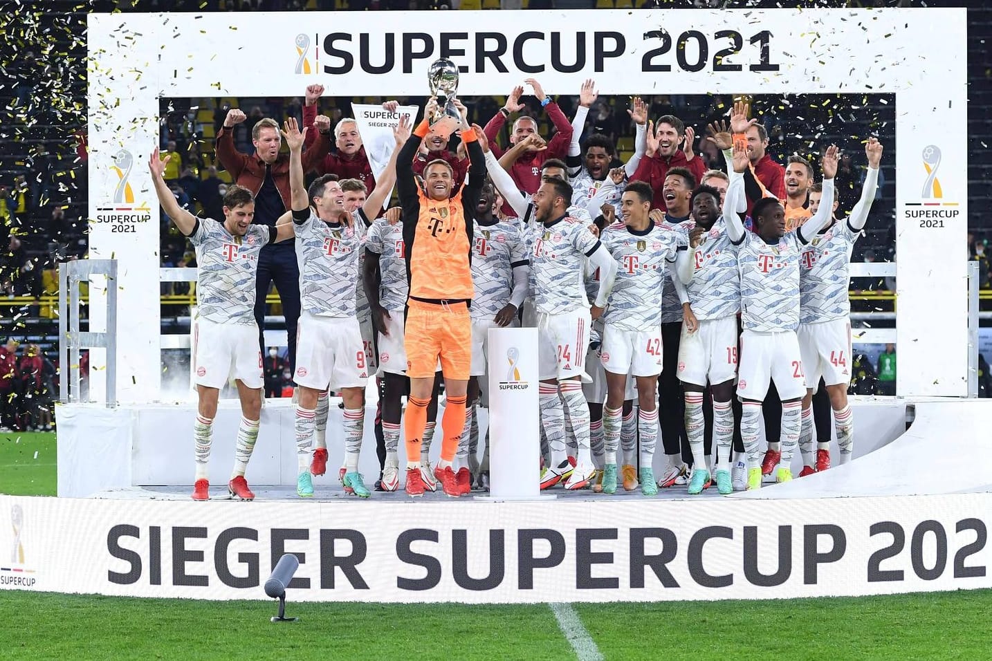 Obenauf: Der FC Bayern feiert den Supercup-Gewinn gegen den BVB.