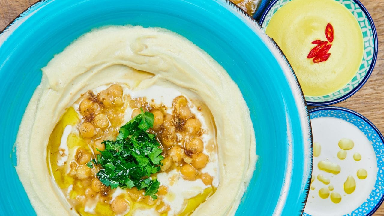 Hummus, die orientalische Paste aus Kichererbsen, Tahini, Olivenöl, Zitronensaft und Salz, schmeckt vor allem, wenn sie schön cremig ist.