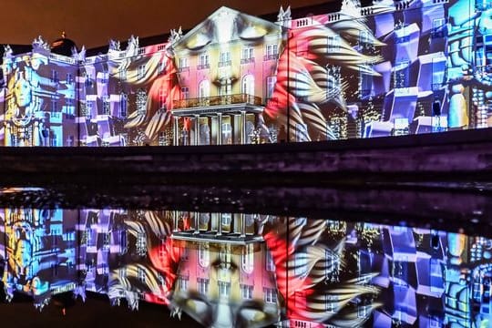 Am Schloss Karlsruhe finden die Schlosslichtspiele 2021 statt: Bis zum 3. Oktober kann man die Show sehen.