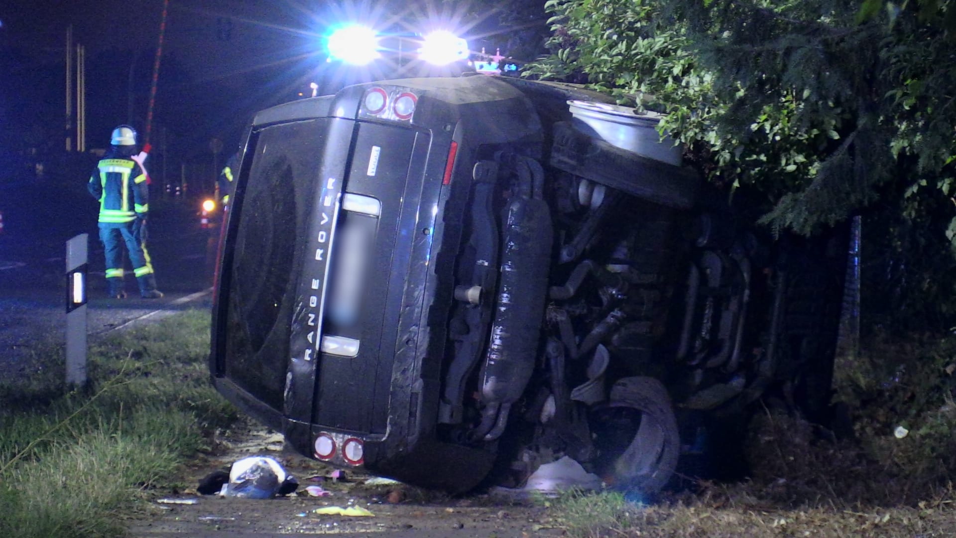 Schwerer Unfall: Geländewagen stürzte auf die Seite - 1 Person verletzt und 1 Person von der Unfallstelle geflüchtet