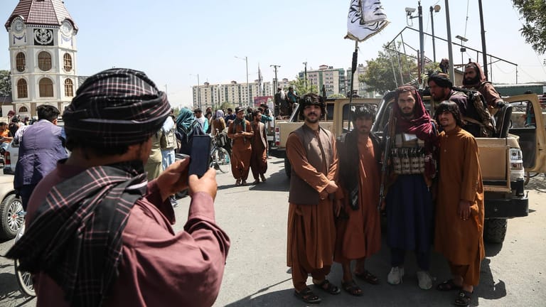 Die Taliban feiern ihren Sieg in Kabul: Die Islamisten konnten das Land in kurzer Zeit unter ihre Kontrolle bringen.