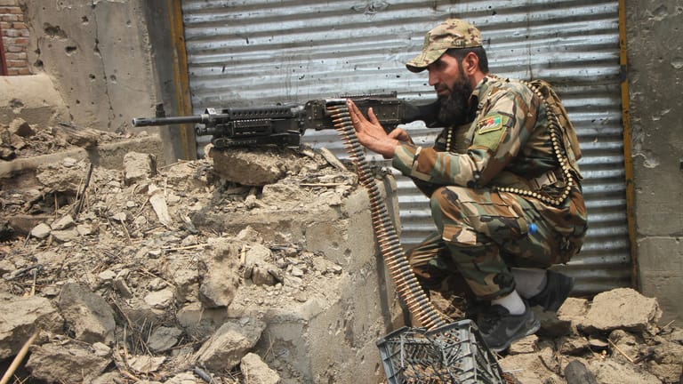 Talib: Ein Soldat der afghanischen Armee kämpft gegen die Taliban (Juli 2021).