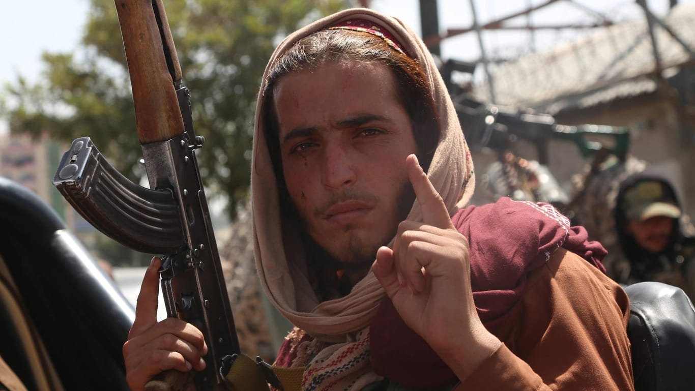 Ein Taliban-Kämpfer in den Straßen von Kabul: Die Islamisten sind in der afghanischen Gesellschaft tief verwurzelt.