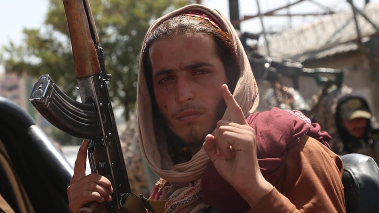 Ein Taliban-Kämpfer in den Straßen von Kabul: Die Islamisten sind in der afghanischen Gesellschaft tief verwurzelt.