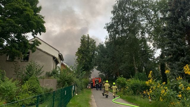 Rauch steigt über einem Haus im Berliner Ortsteil Rahnsdorf auf: Die Feuerwehr war im Großeinsatz.