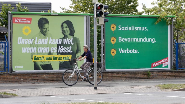 Ein echtes Wahlplakat der Grünen (links) und ein Plakat der Negativ-Kampagne: Angeblich steckt eine "Bürgerinitiative" dahinter.