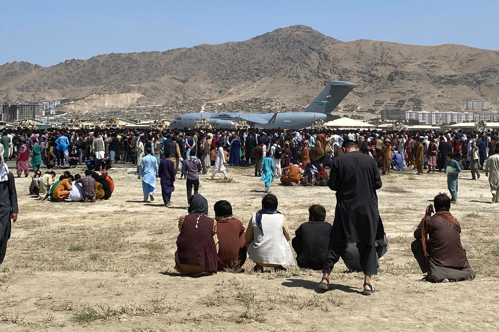 Chaos auf dem Flugfeld in Kabul: Viele Menschen wollen nach der Machtübernahme der Taliban Afghanistan verlassen.