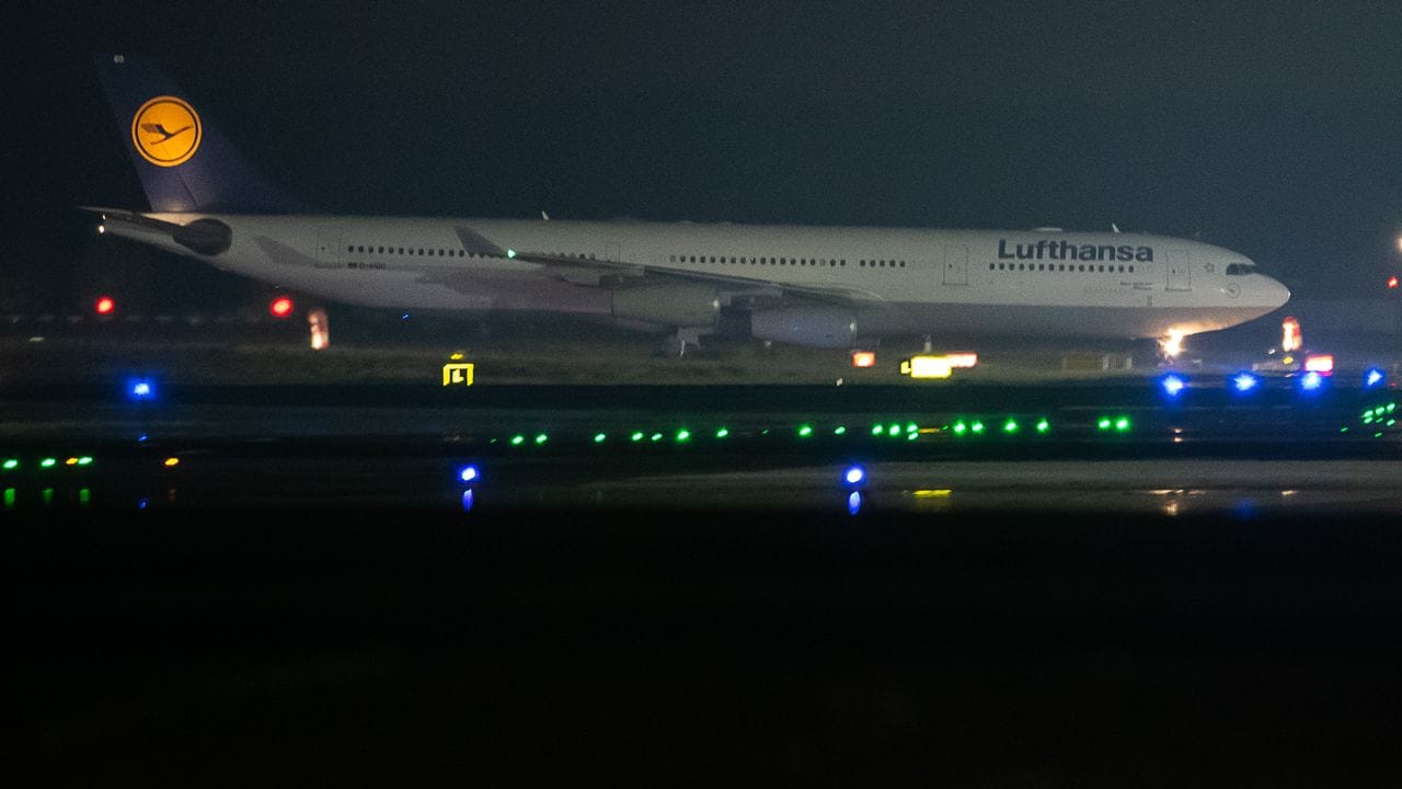Ein Flugzeug der Lufthansa landet am Flughafen Frankfurt. Ein Flugzeug der Lufthansa landet am Flughafen Frankfurt.