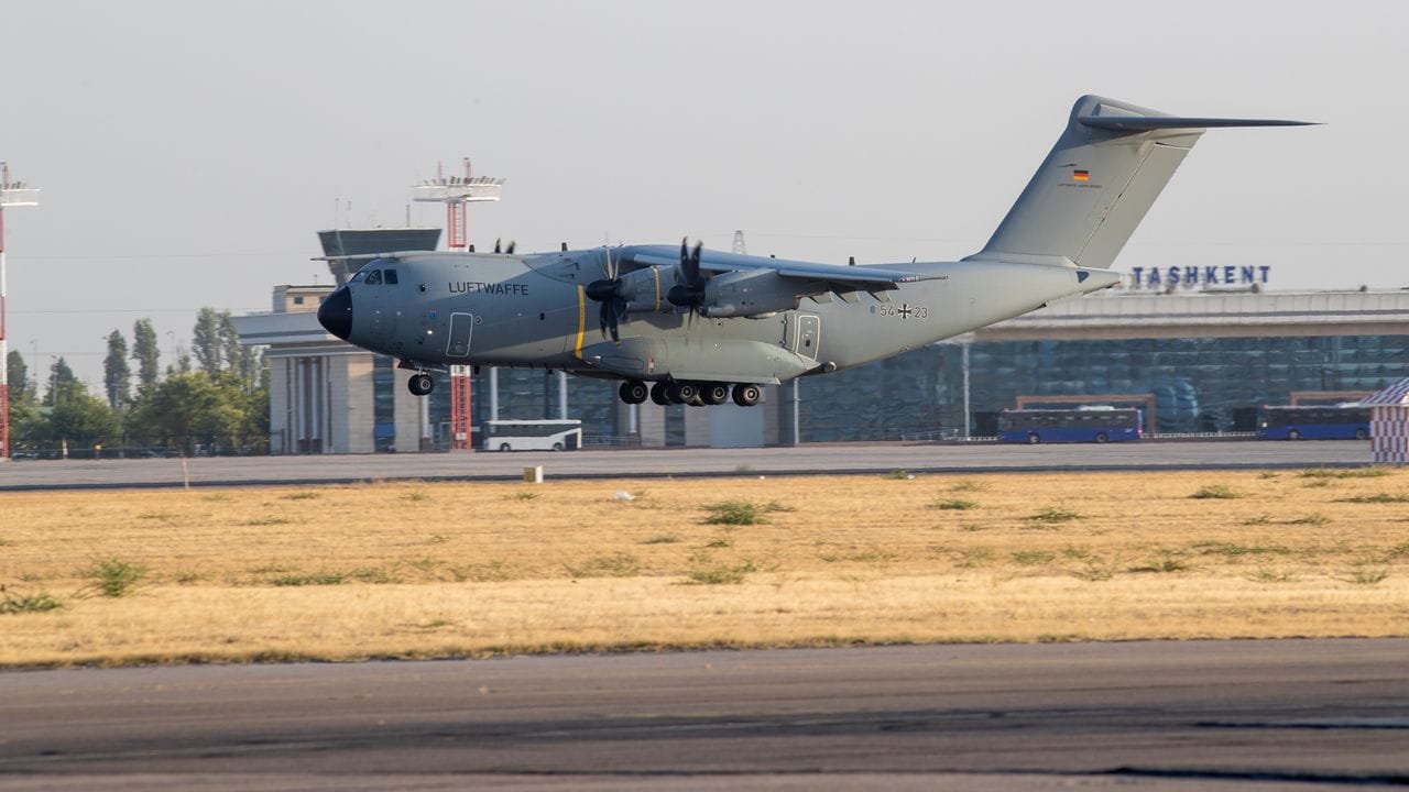 Ein Transportflugzeug Airbus A400M der Bundeswehr landet mit aus Kabul evakuierten Personen an Bord auf dem Flughafen in Taschkent. Ein Transportflugzeug Airbus A400M der Bundeswehr landet mit aus Kabul evakuierten Personen an Bord auf dem Flughafen in Taschkent.