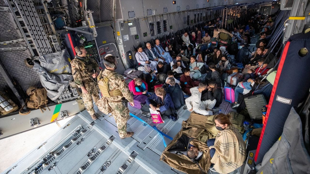 Mit einem Transportflugzeug der Bundeswehr aus Kabul evakuierte Menschen nach der Landung in Taschkent. Mit einem Transportflugzeug der Bundeswehr aus Kabul evakuierte Menschen nach der Landung in Taschkent.