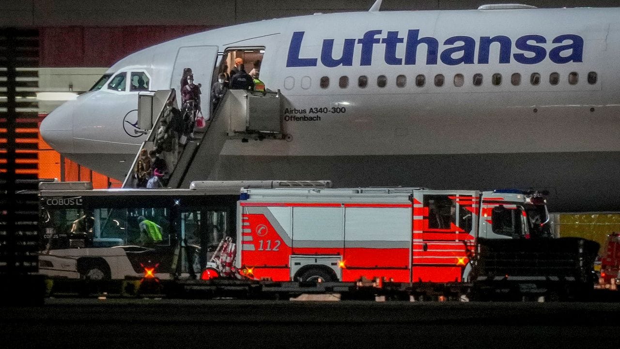Die Evakuierten aus Kabul verlassen in Frankfurt das Flugzeug. Die Evakuierten aus Kabul verlassen in Frankfurt das Flugzeug.