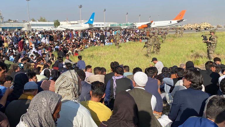 US-Soldaten bewachen eine Absperrung am Kabuler Flughafen: In den USA wachsen die Zweifel am Evakuierungsplan.