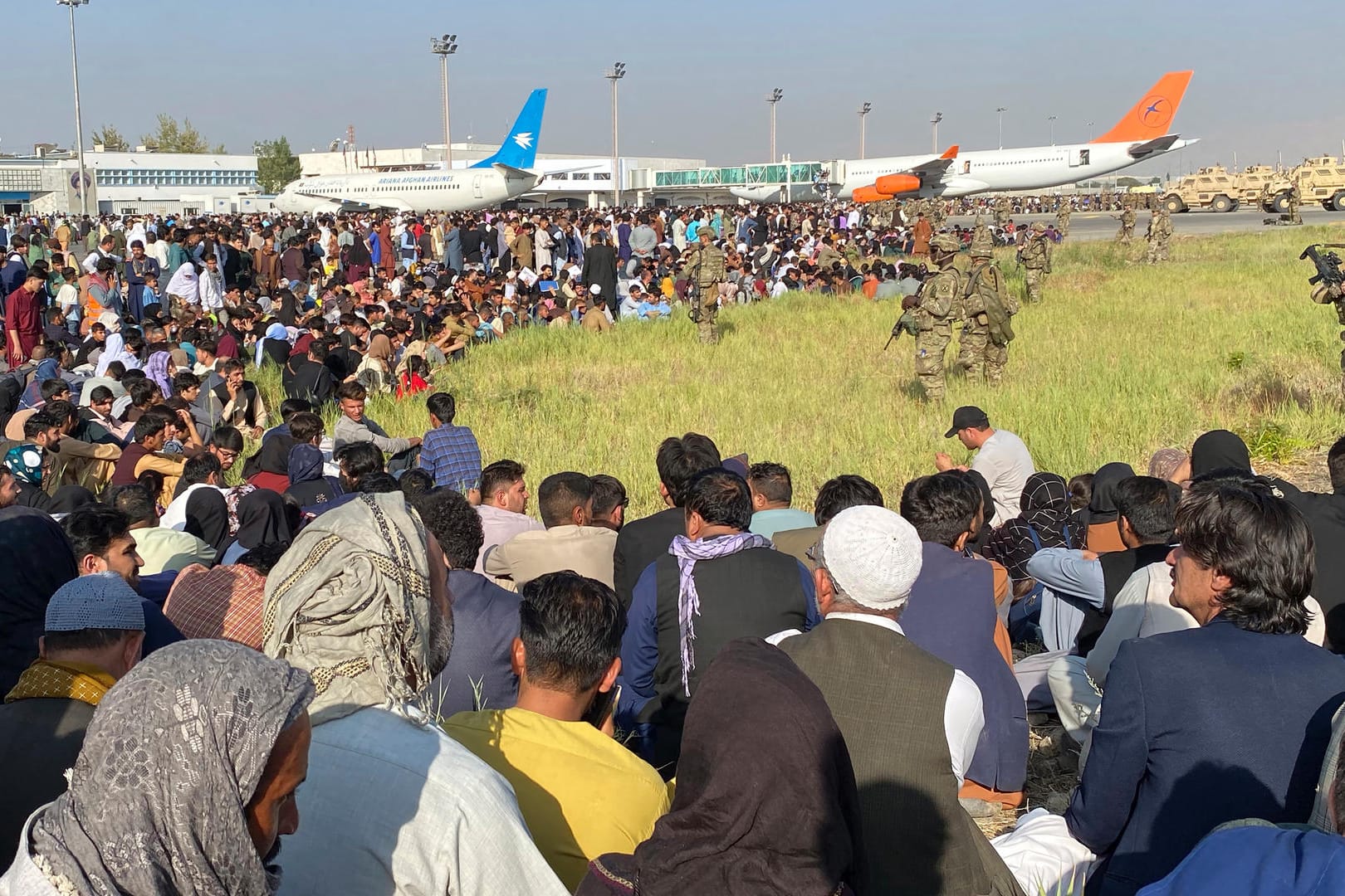 US-Soldaten bewachen eine Absperrung am Kabuler Flughafen: In den USA wachsen die Zweifel am Evakuierungsplan.