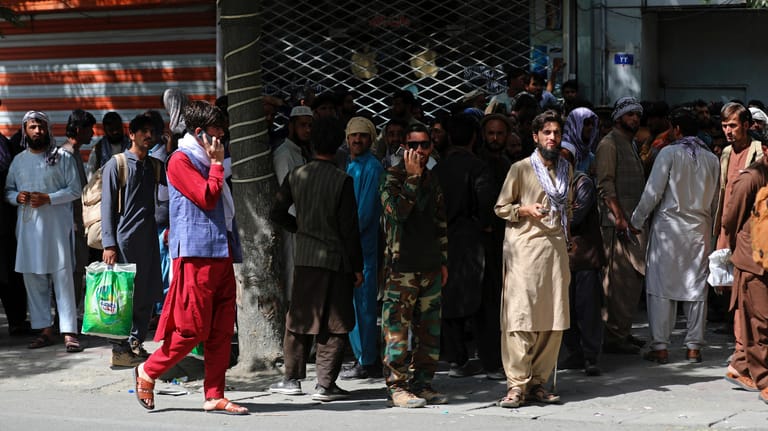 Afghanen warten in langen Schlangen: Für Stunden standen Afghanen vor den Banken, um ihr Vermögen abzuheben, nicht immer, war am Ende noch Geld in den Bankassen zum Auszahlen.