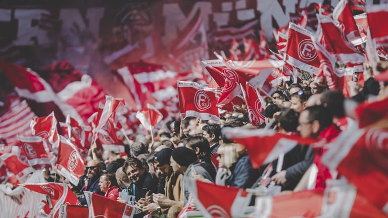 Die Fans der Fortuna Düsseldorf feiern und schwenken ihre Fahnen (Archivbild): Am Freitag können 25.000 Fans ins Stadion der Fortuna.
