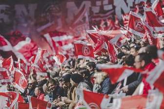 Die Fans der Fortuna Düsseldorf feiern und schwenken ihre Fahnen (Archivbild): Am Freitag können 25.000 Fans ins Stadion der Fortuna.
