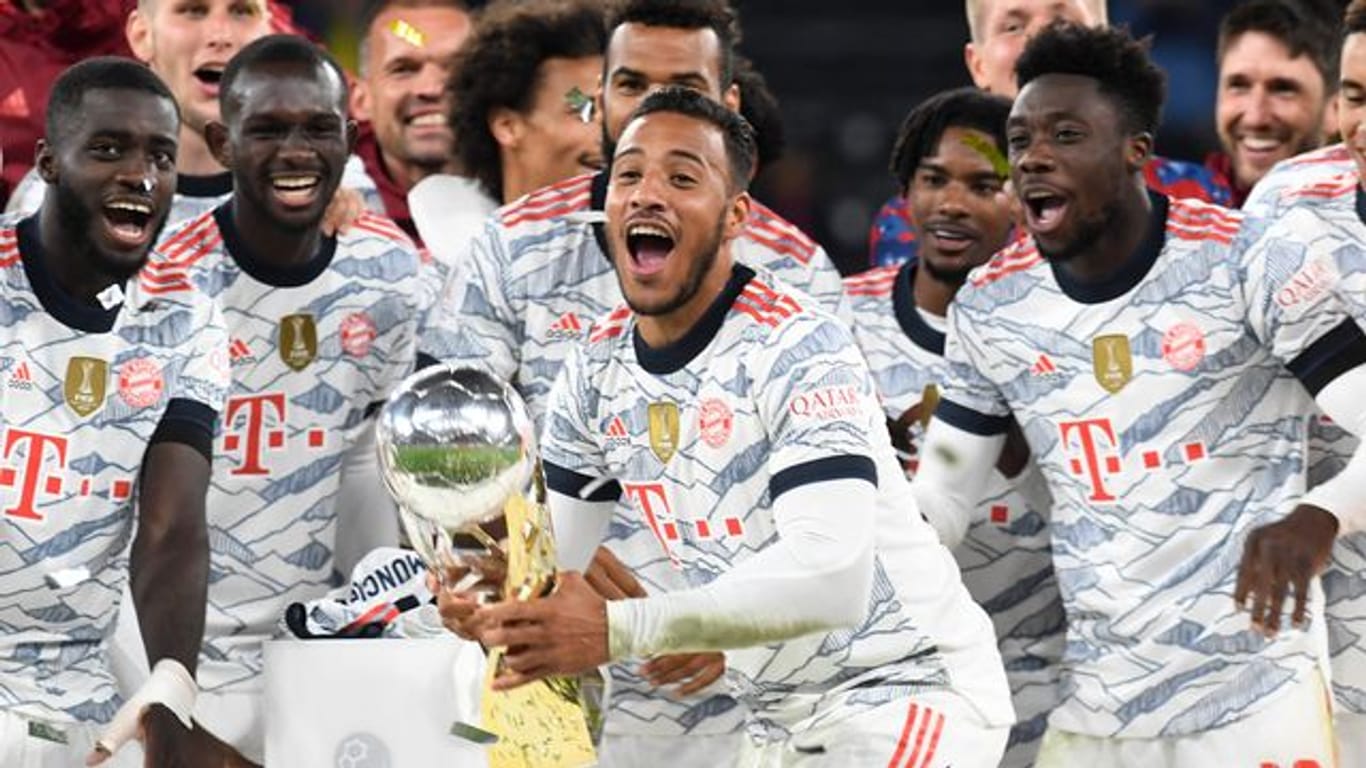 Noch ein Pokal: Die Kicker aus München freuen sich über ihren Sieg gegen Dortmund.