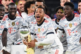 Noch ein Pokal: Die Kicker aus München freuen sich über ihren Sieg gegen Dortmund.