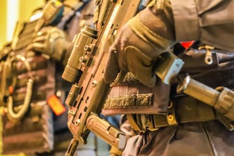 Spezialeinsatzkräfte mit Waffen (Archivbild): In Bremen hat ein 32-Jähriger mit einem Video für einen Großeinsatz der Polizei gesorgt.
