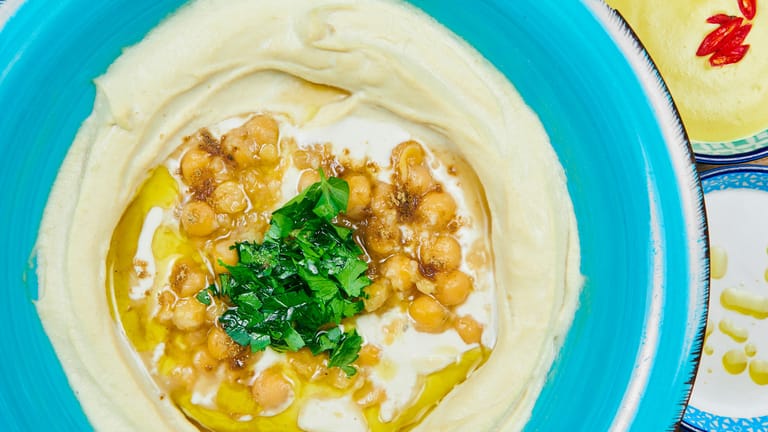 Hummus: Damit die Kichererbsen-Paste wirklich schmeckt, muss sie schön cremig sein.