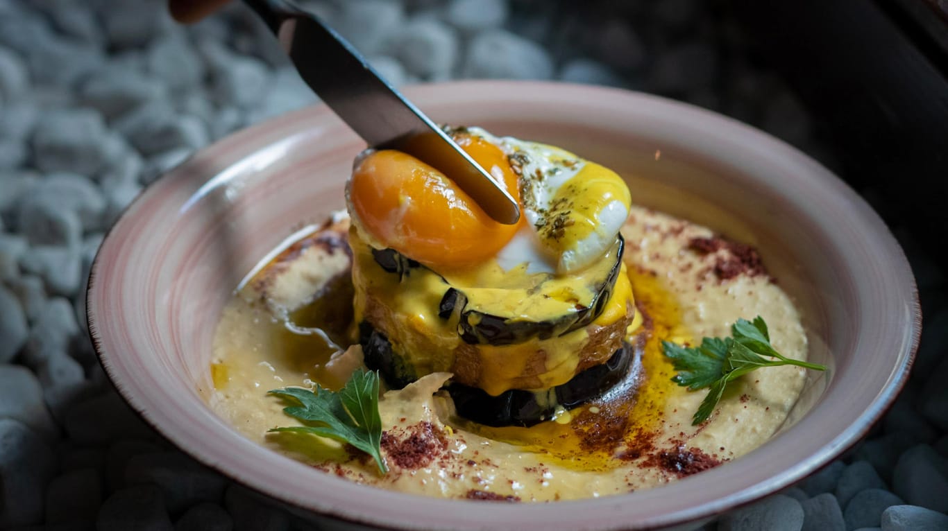 Hummus als Hauptgericht: Im Berliner Restaurant Kanaan wird der Hummus Sabich mit Auberginen und Ei serviert.