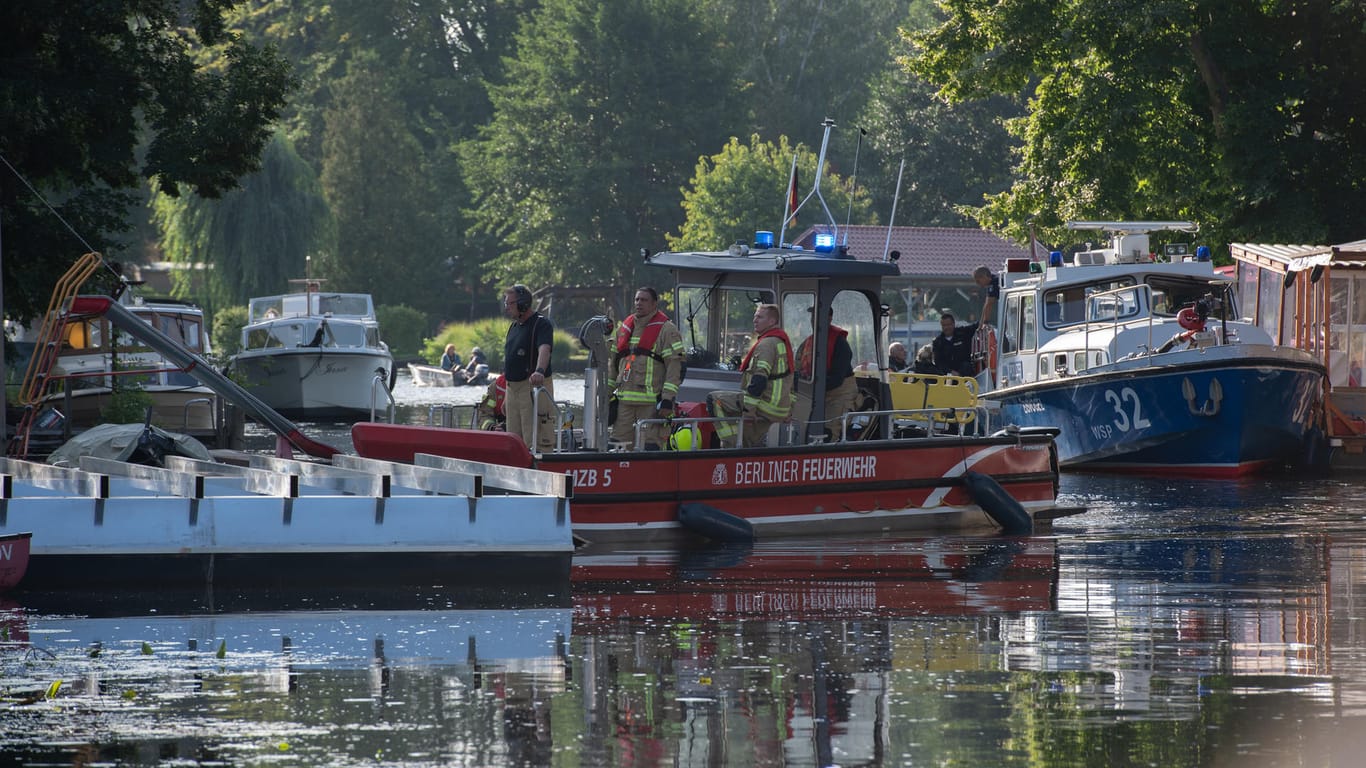 Ein Boot der Feuerwehr ist unweit der Straße Am Küstengarten im Ortsteil Rahnsdorf unterwegs: Hier brannten ein Einfamilienhaus sowie ein anliegender Kanuverleih.