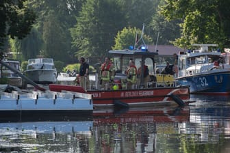 Ein Boot der Feuerwehr ist unweit der Straße Am Küstengarten im Ortsteil Rahnsdorf unterwegs: Hier brannten ein Einfamilienhaus sowie ein anliegender Kanuverleih.