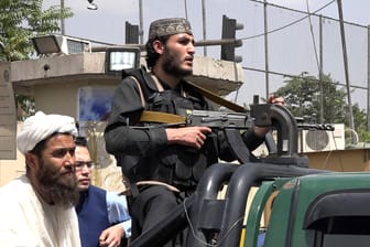 Taliban Kämpfer in Kabul: Die islamistische Gruppe vertrieb zwar die Regierung, auf die Milliarden an Staatsreserven dürften sie aber keinen Zugriff haben.