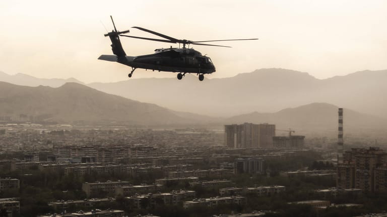 Ein Black Hawk der USA fliegt über Kabul: Der vorschnelle Abzug der US-Streitkräfte hat auch zum schnellen Sieg der Taliban beigetragen.