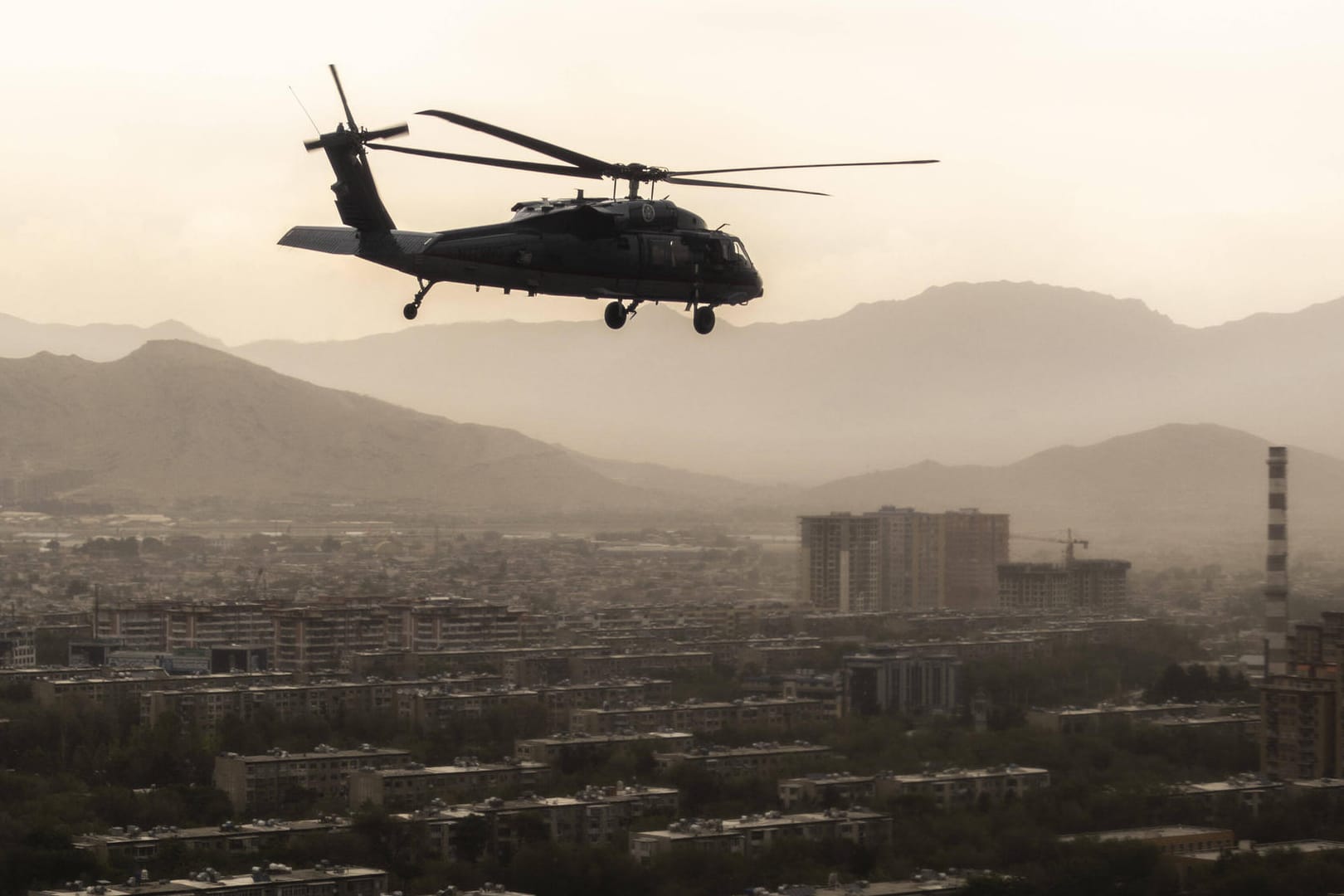 Ein Black Hawk der USA fliegt über Kabul: Der vorschnelle Abzug der US-Streitkräfte hat auch zum schnellen Sieg der Taliban beigetragen.