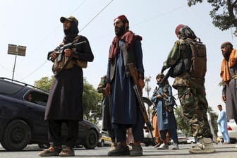 Taliban-Kämpfer patrouillieren in Kabul: Offenbar haben US-Geheimdienste bereits im Juli vor dem Zusammenbruch der afghanischen Armee gewarnt.
