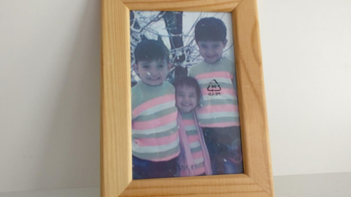 Ein Bild der Kinder in Maryams Wohnzimmer: Nur den mittleren Sohn konnte sie 2015 mit nach Deutschland nehmen, die beiden anderen sind noch in Kabul.