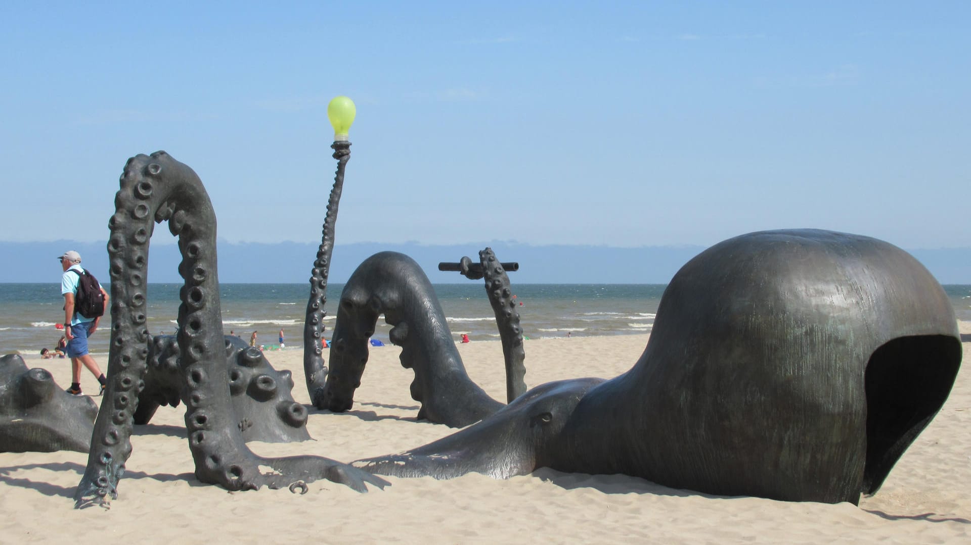 Kunstwerk von Laure Prouvost: "Touching To Sea You Through Our Extremities" heißt der riesige Tintenfisch in De Panne.