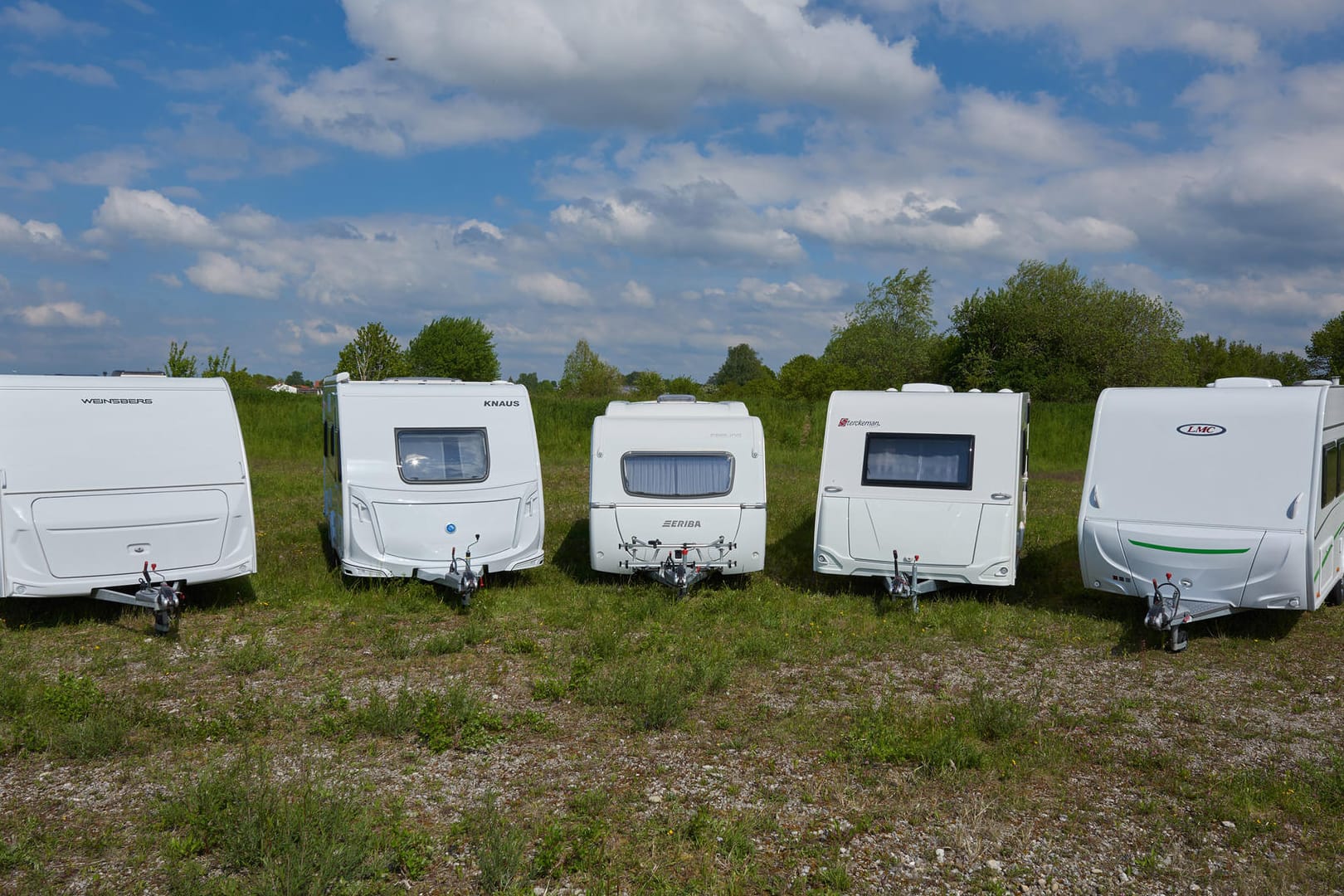 Einsteiger-Wohnmobile: Der ADAC testete fünf Modelle von Weinsberg, Knaus, Eriba, Sterckeman und LMC (v.l.).