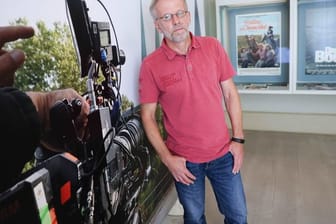 Kai Labrenz, Fotograf und Sammler aus Schleswig, in der Ausstellung "Urlaubsort - Tatort - Drehort! 100 Jahre Filmset Schleswig-Holstein".
