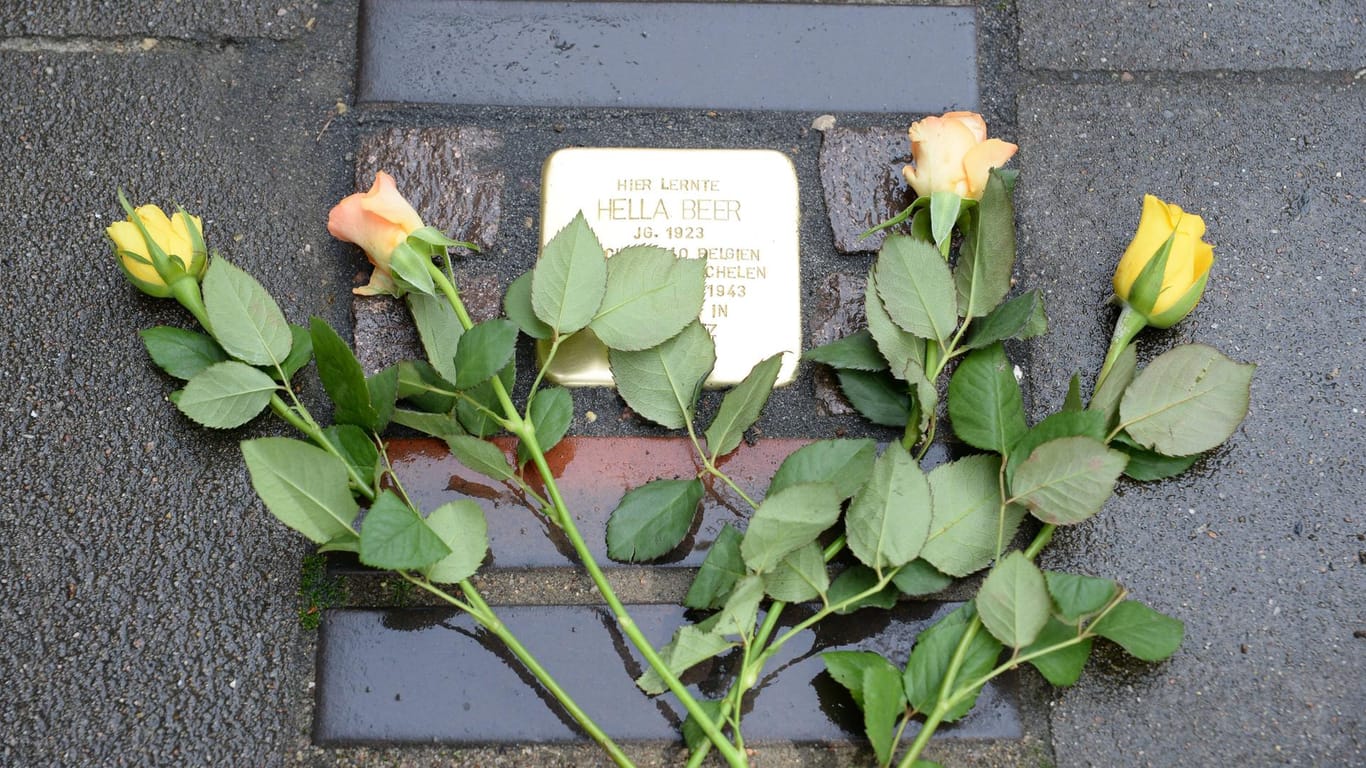 Stolpersteine erinnern in Hamburg an die Opfer des Nationalsozialismus (Symbolbild): Nun benennt die Stadt auch Straßen nach verfolgten Jüdinnen.