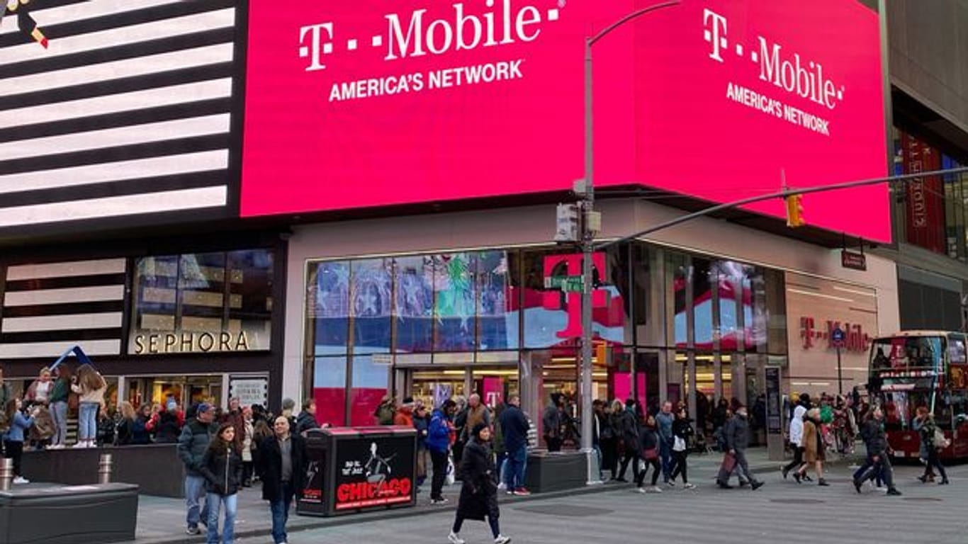 Eine Filiale des Mobilfunkproviders T-Mobile US am belebten Times Square in New York.