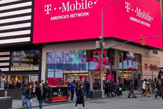 Eine Filiale des Mobilfunkproviders T-Mobile US am belebten Times Square in New York.